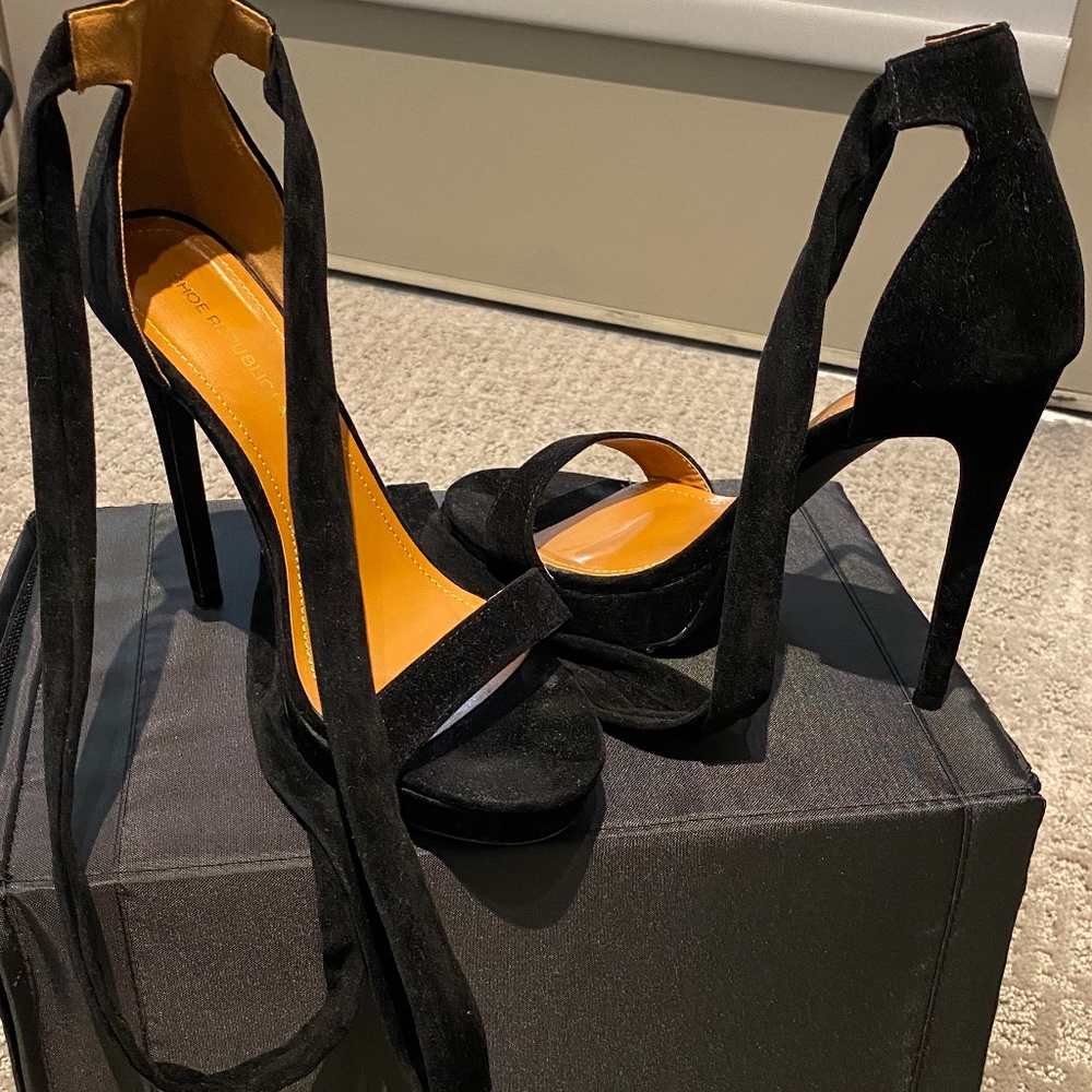 SHOE REPUBLIC LA
